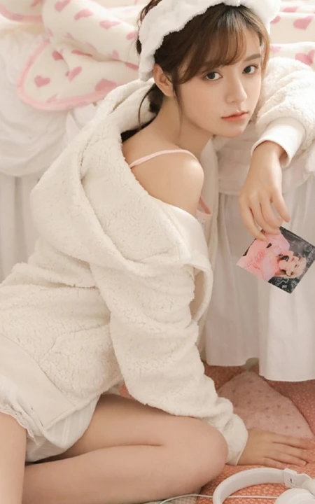 甜美可爱型清纯女生睡衣短裤居家室内清新写真美图