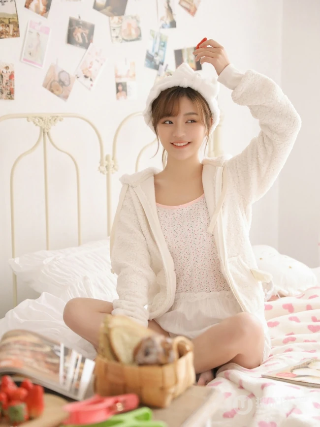 甜美可爱型清纯女生睡衣短裤居家室内清新写真美图