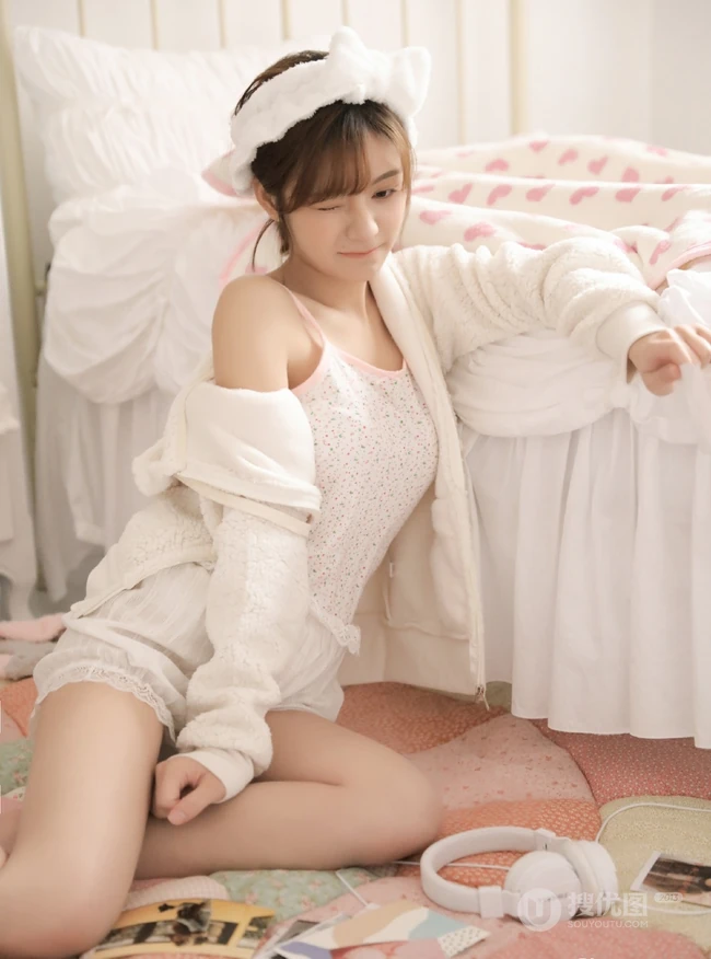 甜美可爱型清纯女生睡衣短裤居家室内清新写真美图