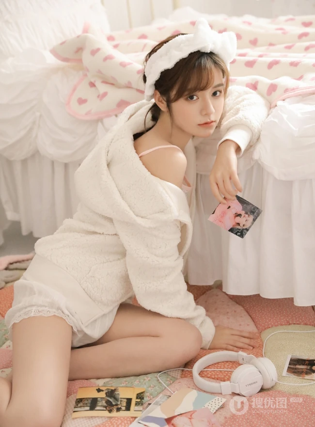 甜美可爱型清纯女生睡衣短裤居家室内清新写真美图