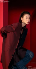陈瑶设计感十足外衣搭配紧身牛仔裤登《街拍时刻》写真图片