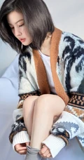 杨子姗针织衫短裤气质柔情沙发写真图片