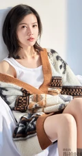 杨子姗针织衫短裤气质柔情沙发写真图片