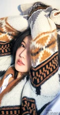 杨子姗针织衫短裤气质柔情沙发写真图片