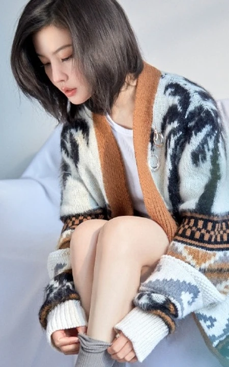 杨子姗针织衫短裤气质柔情沙发写真图片