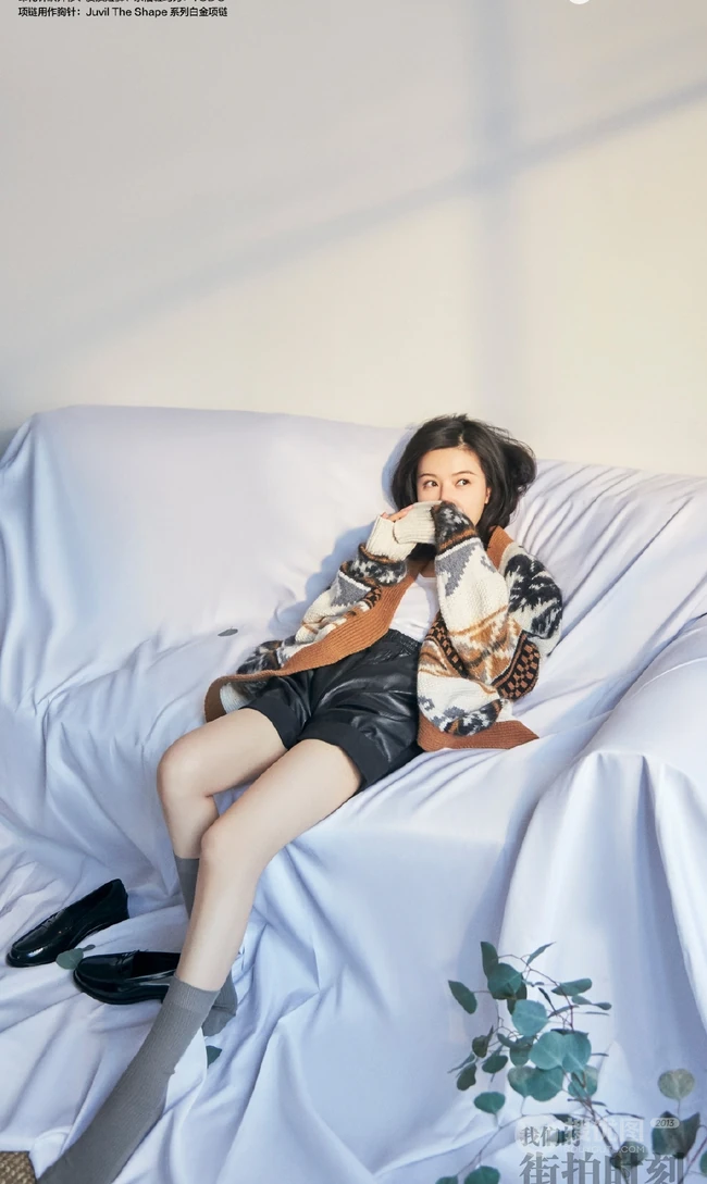 杨子姗针织衫短裤气质柔情沙发写真图片