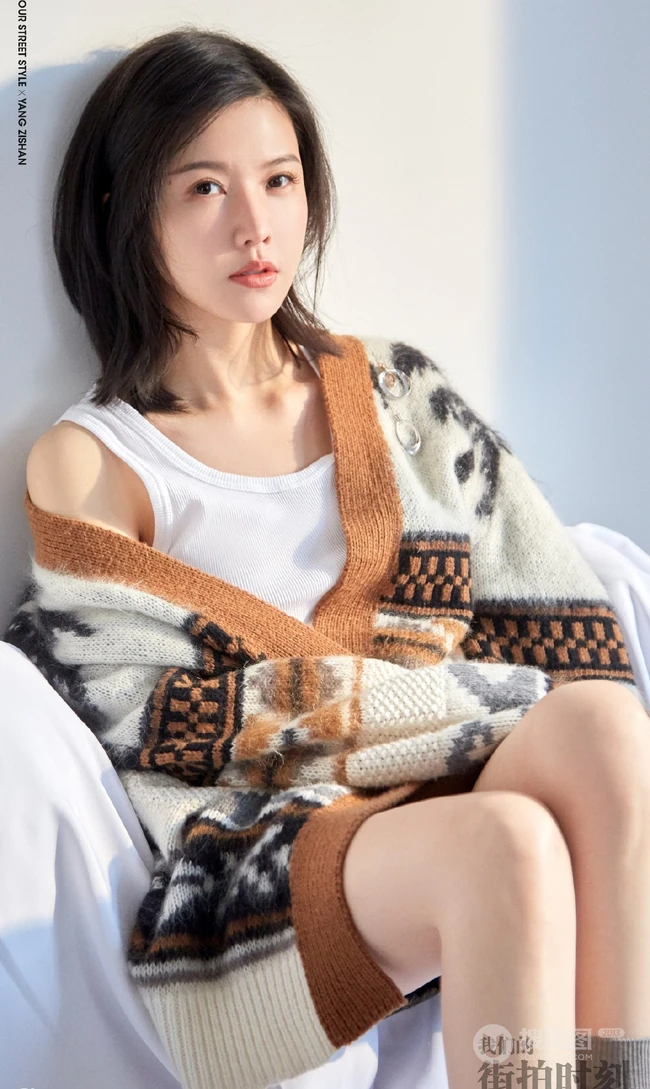 杨子姗针织衫短裤气质柔情沙发写真图片