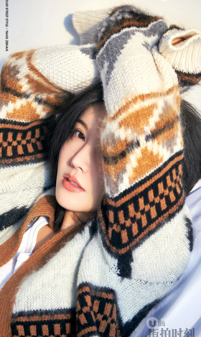 杨子姗针织衫短裤气质柔情沙发写真图片