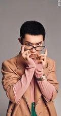 易烊千玺寸头造型登《出色WSJ.》封面写真大片