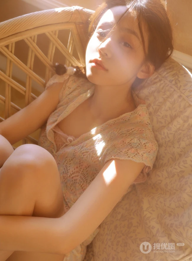 光，静静的照在少女俊辰janice身上，散发温暖动人的色彩