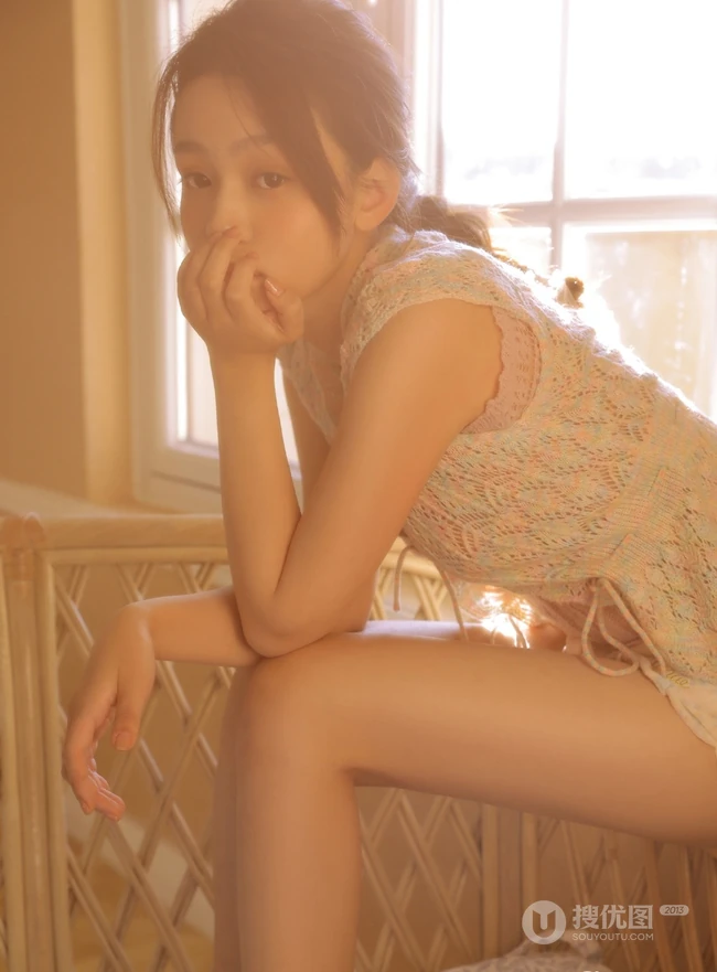 光，静静的照在少女俊辰janice身上，散发温暖动人的色彩