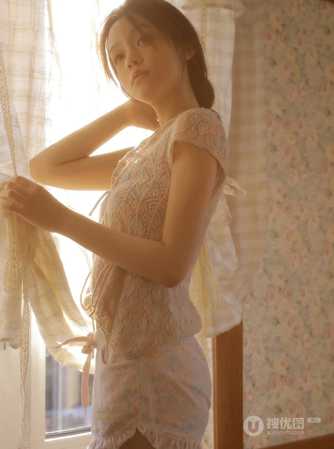 光，静静的照在少女俊辰janice身上，散发温暖动人的色彩