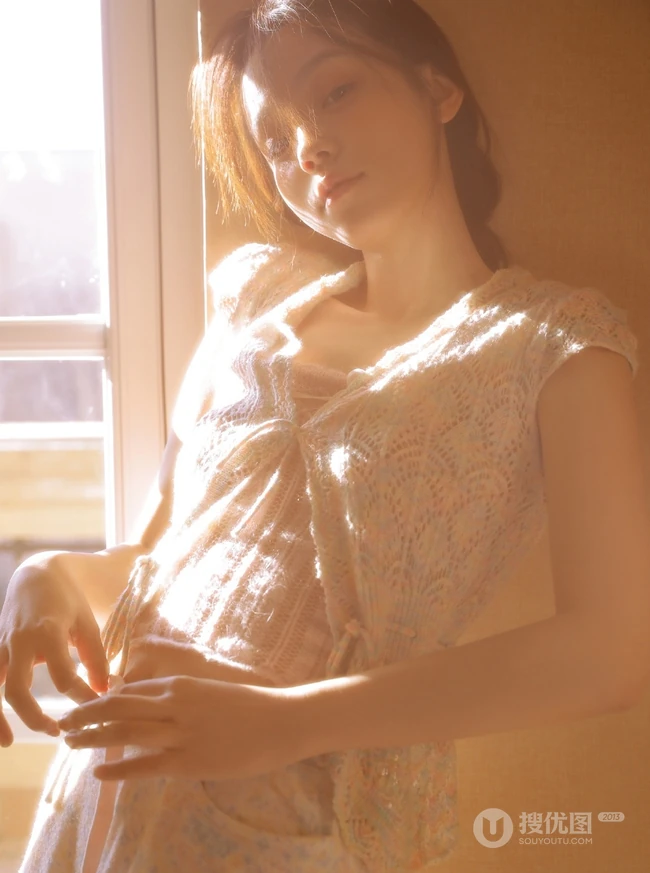 光，静静的照在少女俊辰janice身上，散发温暖动人的色彩
