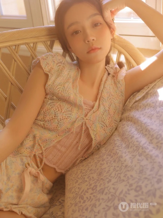 光，静静的照在少女俊辰janice身上，散发温暖动人的色彩