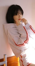 可爱短发妹子运动卫衣短裤白袜室内写真，像极了初恋的味道