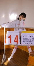 可爱短发妹子运动卫衣短裤白袜室内写真，像极了初恋的味道