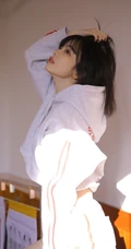 可爱短发妹子运动卫衣短裤白袜室内写真，像极了初恋的味道