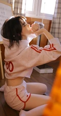 可爱短发妹子运动卫衣短裤白袜室内写真，像极了初恋的味道