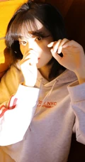 可爱短发妹子运动卫衣短裤白袜室内写真，像极了初恋的味道