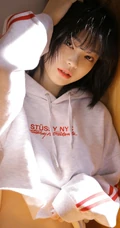 可爱短发妹子运动卫衣短裤白袜室内写真，像极了初恋的味道
