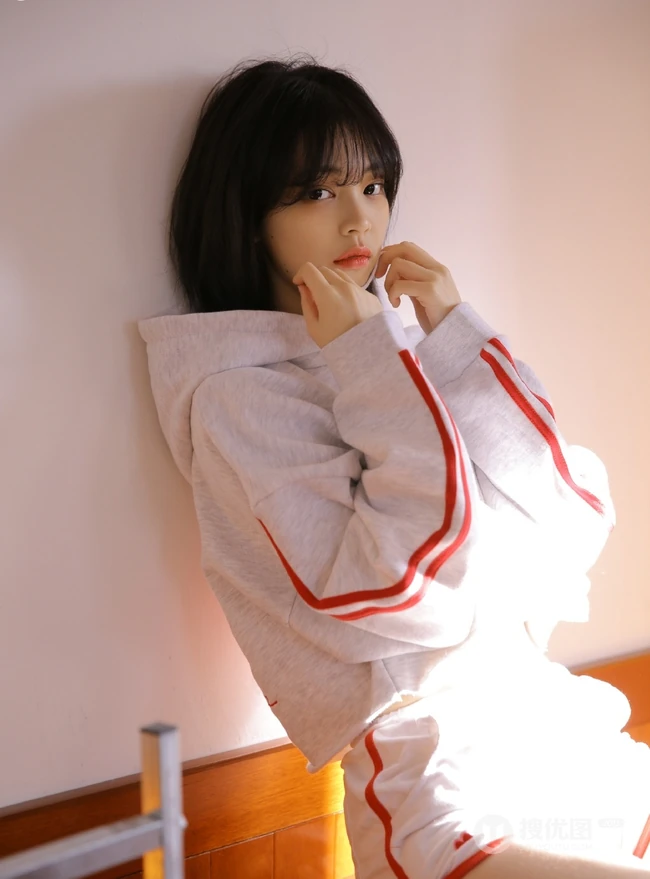 可爱短发妹子运动卫衣短裤白袜室内写真，像极了初恋的味道