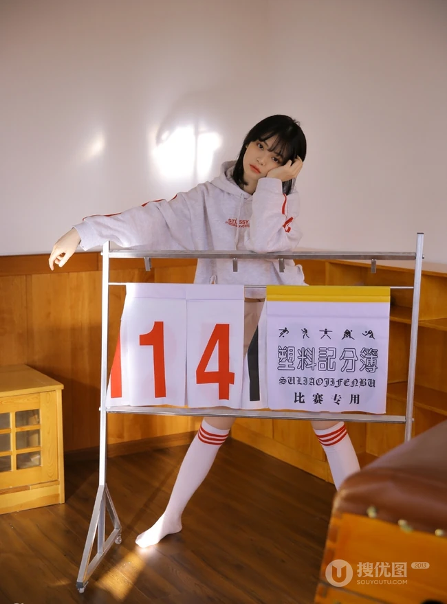 可爱短发妹子运动卫衣短裤白袜室内写真，像极了初恋的味道