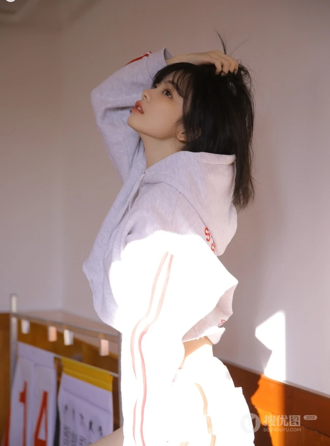 可爱短发妹子运动卫衣短裤白袜室内写真，像极了初恋的味道