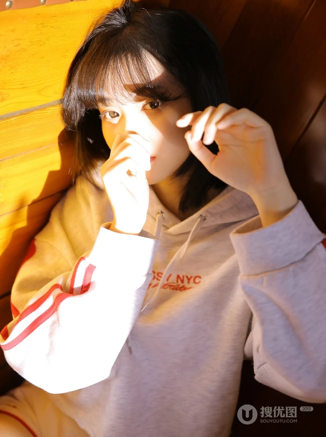 可爱短发妹子运动卫衣短裤白袜室内写真，像极了初恋的味道