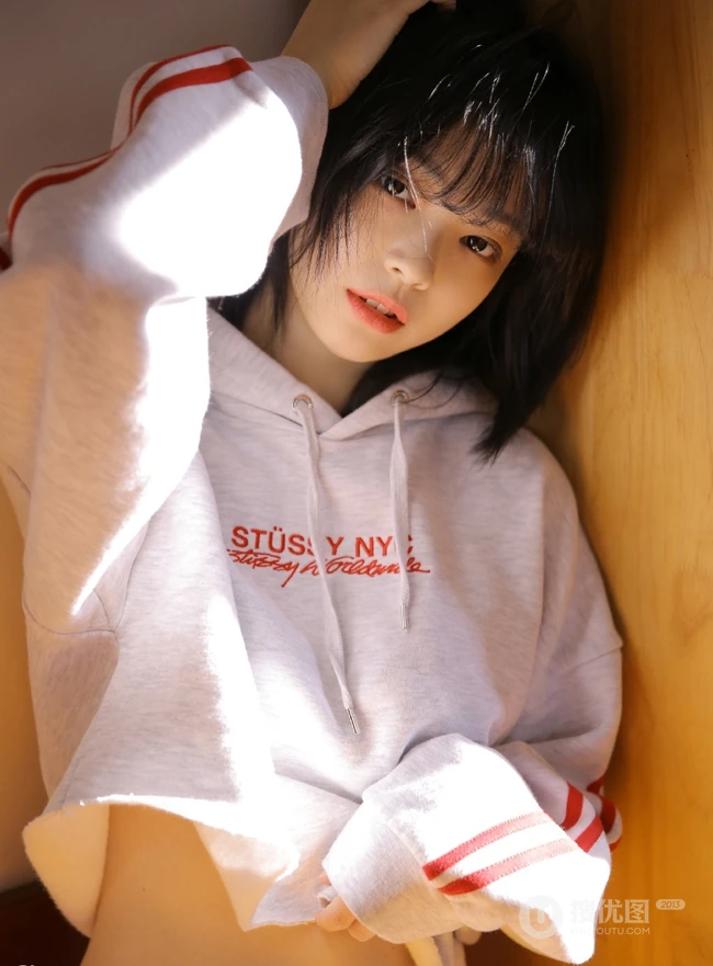 可爱短发妹子运动卫衣短裤白袜室内写真，像极了初恋的味道