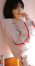 可爱短发妹子运动卫衣短裤白袜室内写真，像极了初恋的味道