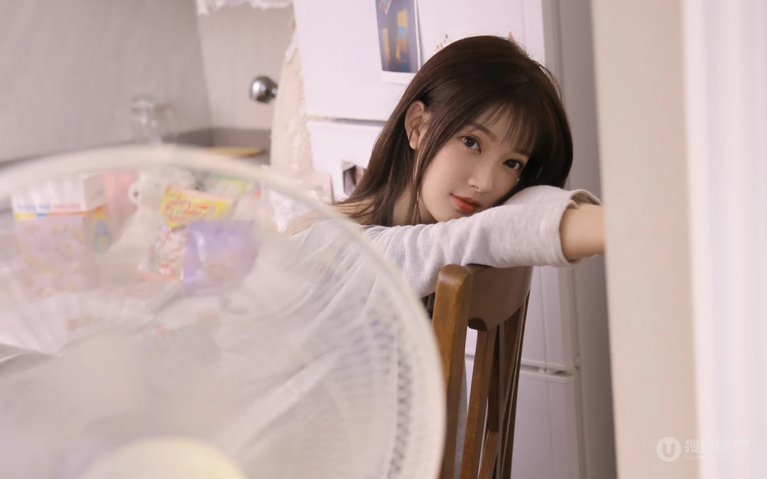 黑直长发清新美丽娇小美女私房写真桌面壁纸图片