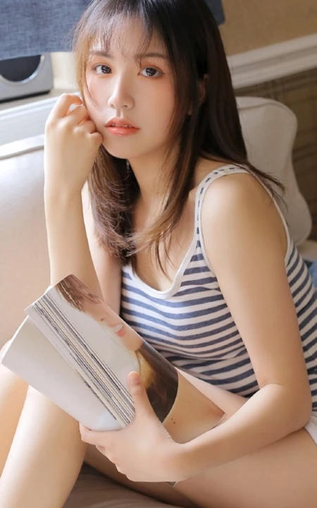苗条身材斑马纹背心短裤气质女生居家看书发呆写真图片