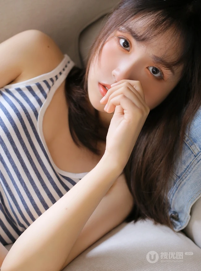 苗条身材斑马纹背心短裤气质女生居家看书发呆写真图片