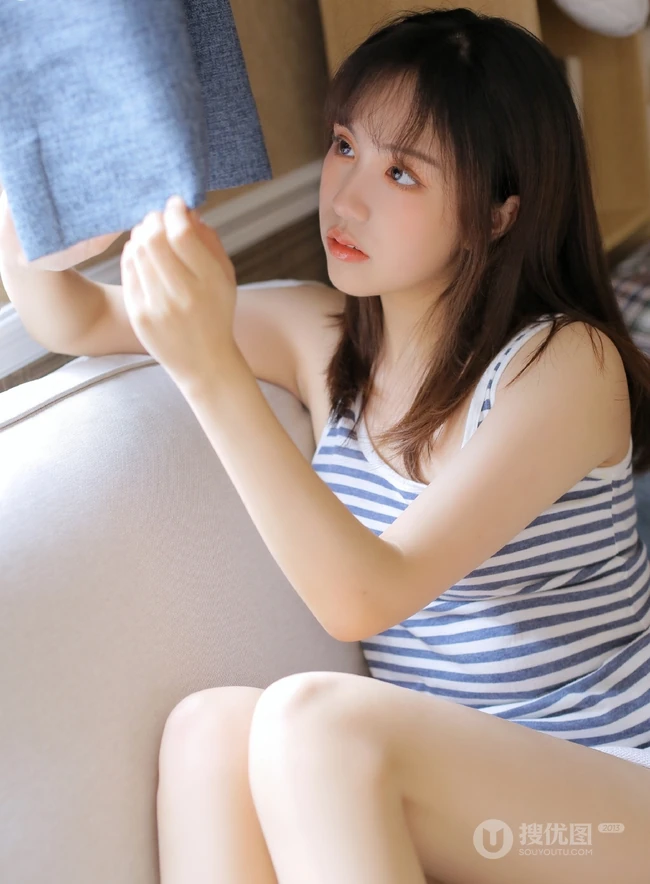 苗条身材斑马纹背心短裤气质女生居家看书发呆写真图片