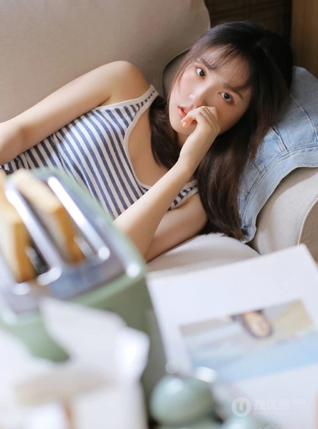 苗条身材斑马纹背心短裤气质女生居家看书发呆写真图片