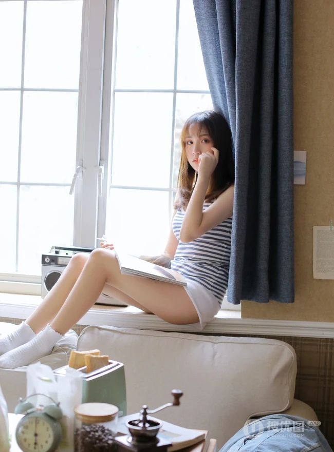 苗条身材斑马纹背心短裤气质女生居家看书发呆写真图片