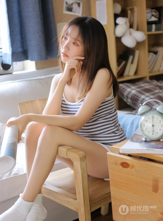 苗条身材斑马纹背心短裤气质女生居家看书发呆写真图片