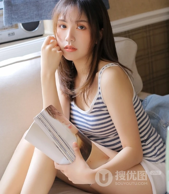 苗条身材斑马纹背心短裤气质女生居家看书发呆写真图片