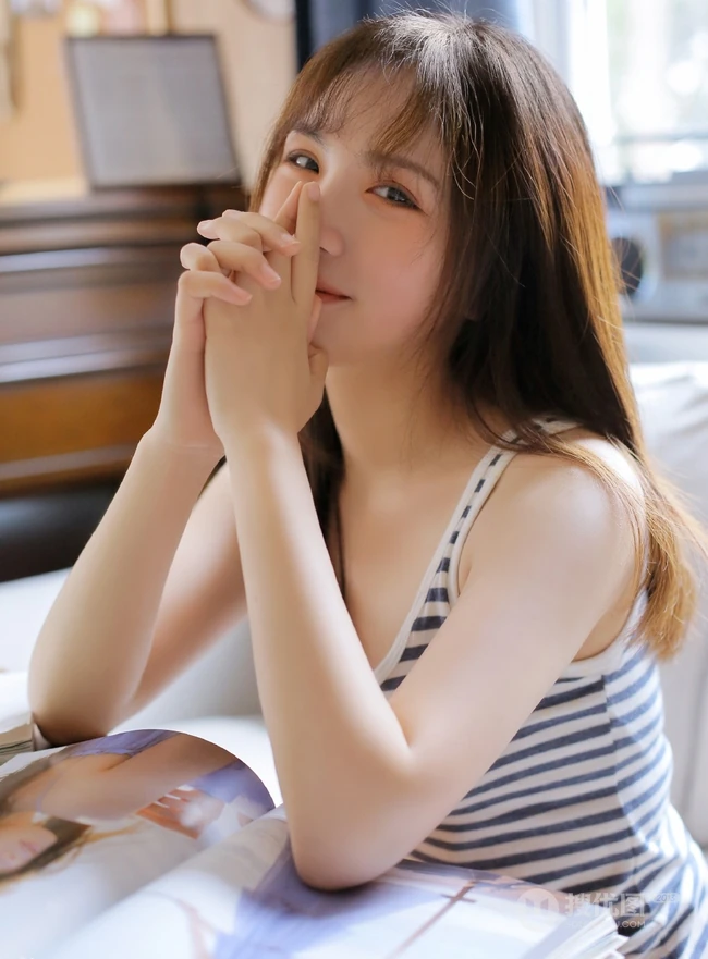 苗条身材斑马纹背心短裤气质女生居家看书发呆写真图片