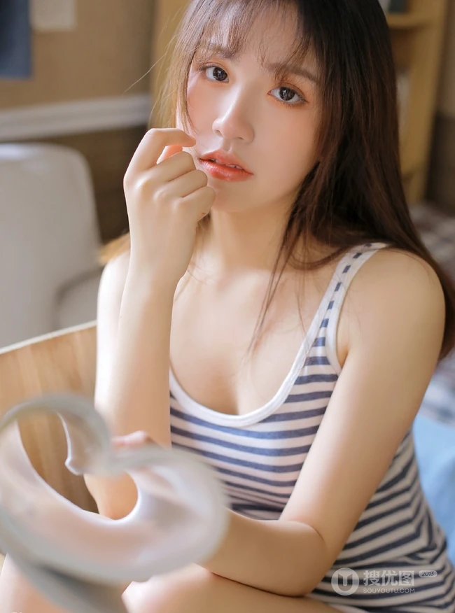苗条身材斑马纹背心短裤气质女生居家看书发呆写真图片