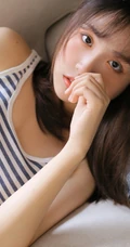 苗条身材斑马纹背心短裤气质女生居家看书发呆写真图片