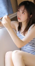 苗条身材斑马纹背心短裤气质女生居家看书发呆写真图片