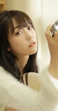 文静的美丽女孩，黑直长发毛衣短裤线条感少女书房吸睛图片