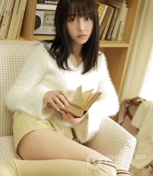 文静的美丽女孩，黑直长发毛衣短裤线条感少女书房吸睛图片