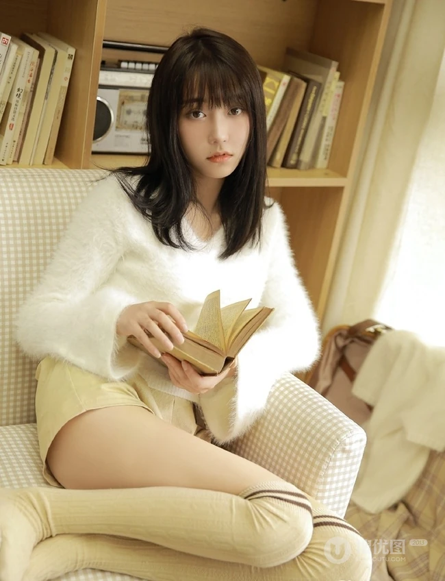 文静的美丽女孩，黑直长发毛衣短裤线条感少女书房吸睛图片