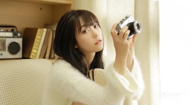 文静的美丽女孩，黑直长发毛衣短裤线条感少女书房吸睛图片