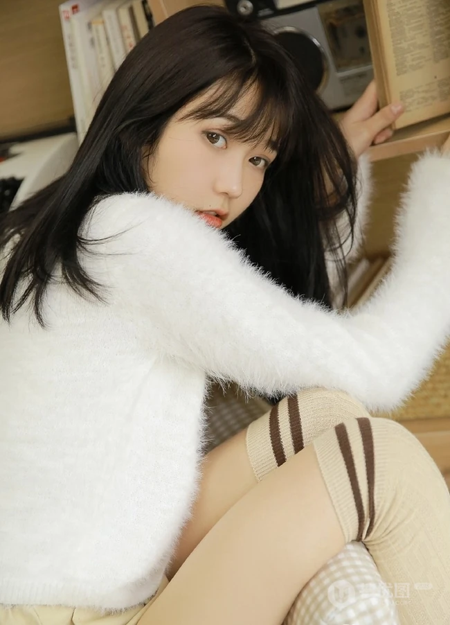 文静的美丽女孩，黑直长发毛衣短裤线条感少女书房吸睛图片