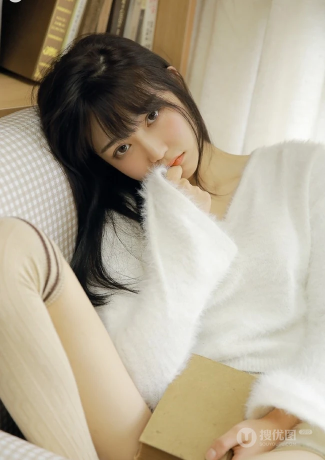 文静的美丽女孩，黑直长发毛衣短裤线条感少女书房吸睛图片