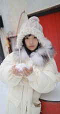 冰天雪地里的动人女孩，匀称童颜女生徐微微气质户外敬业写真图片