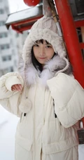 冰天雪地里的动人女孩，匀称童颜女生徐微微气质户外敬业写真图片